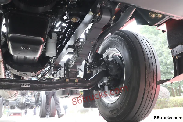 Dongfeng Liuqi Chenglong H5V 290 hp 4X2(6 wheels) 6.8m wing-opening van cargo truck Chassis (3) | 86Trucks
