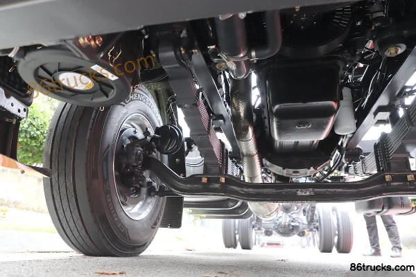 Dongfeng Liuqi Chenglong H5V 290 hp 4X2(6 wheels) 6.8m wing-opening van cargo truck Chassis (2) | 86Trucks