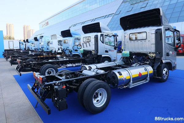 Lanqing·Long X7 Biaozai Edition 3L LNG 140 hp 4X2(6 wheels) Fast Gear 8-speed 4.18m single-row van light truck Exterior (3) | 86Trucks
