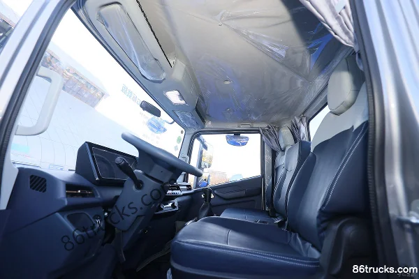 Lanqing·Long X7 Biaozai Edition 3L LNG 140 hp 4X2(6 wheels) Fast Gear 8-speed 4.18m single-row van light truck Cab (1) | 86Trucks
