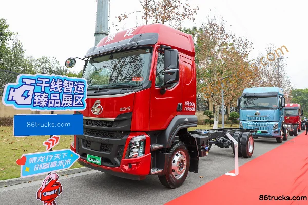 Dongfeng Liuqi Chenglong H5 Value Edition 270hp 4X2(6 wheels) 6.8m Cage Van Cargo Truck Exterior (3) | 86Trucks