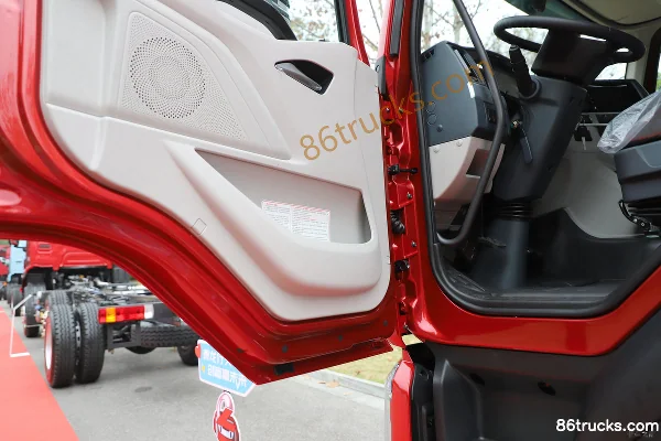 Dongfeng Liuqi Chenglong H5 Value Edition 270hp 4X2(6 wheels) 6.8m Cage Van Cargo Truck Cab (3) | 86Trucks