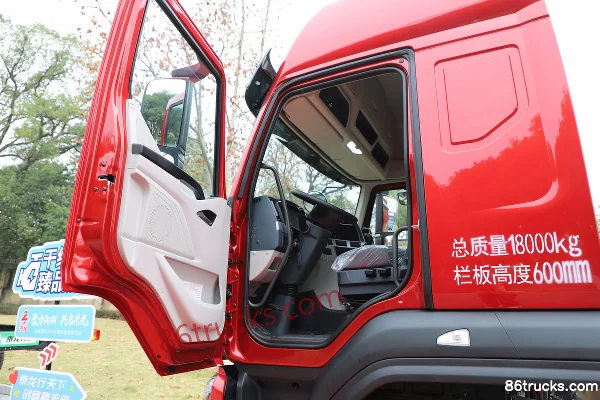 Dongfeng Liuqi Chenglong H5 Value Edition 270hp 4X2(6 wheels) 6.8m Cage Van Cargo Truck Cab (1) | 86Trucks