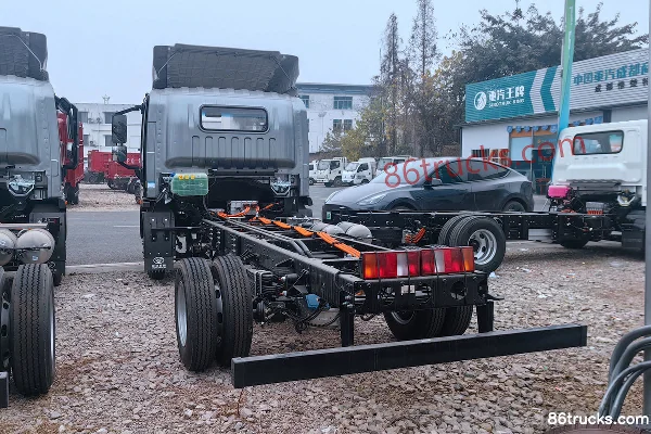 Sinotruk HOWO MAN Pioneer EM3 4X2(6 roues) 4.18m cabine simple plateau léger électrique pur CATL 100.46kWh Extérieur (3) | 86Trucks