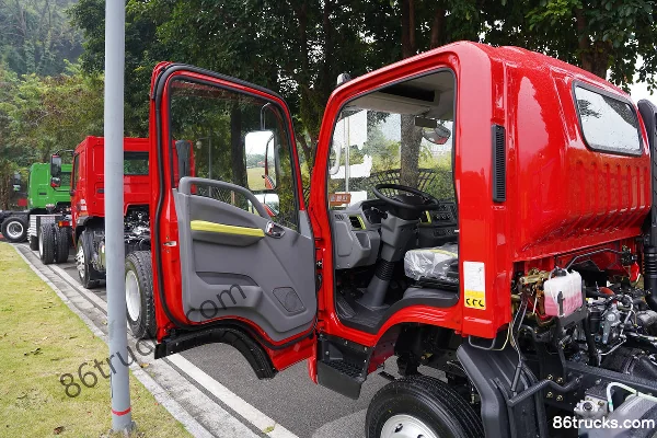 Dongfeng Liuqi Chenglong L2 2.5L Diesel 160hp 4X2(6 wheels) Fast Gear 8-Speed 3.2m Dump Truck Cab (1) | 86Trucks
