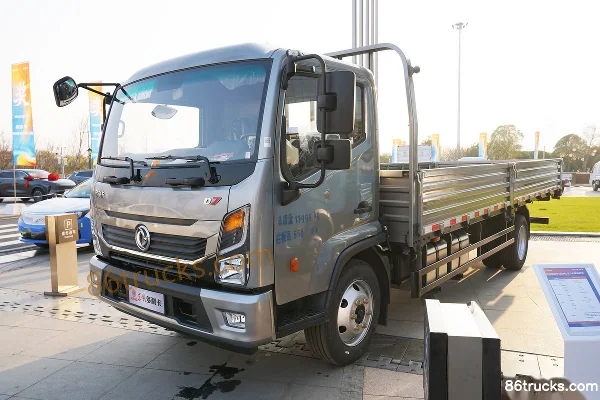 Dongfeng Duolika D7 2018 Model 156 hp 4X2(6 wheels) 5.58m Single Row Stake Light Truck Exterior (3) | 86Trucks