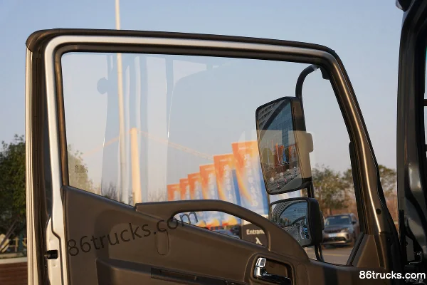 Dongfeng Duolika D7 2018 Model 156 hp 4X2(6 wheels) 5.58m Single Row Stake Light Truck Cab (2) | 86Trucks