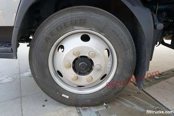 Dongfeng Duolika D7 2018 Model 156 hp 4X2(6 wheels) 5.58m Single Row Stake Light Truck Chassis (1) | 86Trucks
