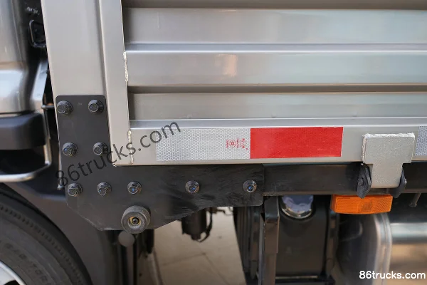 Dongfeng Duolika D7 2018 Model 156 hp 4X2(6 wheels) 5.58m Single Row Stake Light Truck Body (3) | 86Trucks