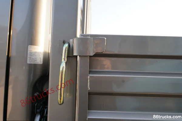 Dongfeng Duolika D7 2018 Model 156 hp 4X2(6 wheels) 5.58m Single Row Stake Light Truck Body (2) | 86Trucks