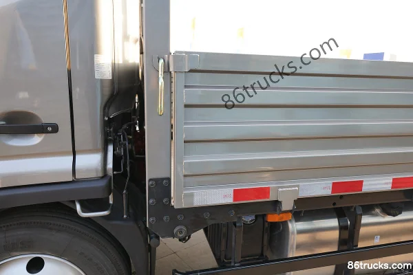 Dongfeng Duolika D7 2018 Model 156 hp 4X2(6 wheels) 5.58m Single Row Stake Light Truck Body (1) | 86Trucks