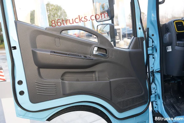 Dongfeng Duolika D6-L 2018 140hp 4X2(6 wheels) 3.8m half-row flatbed light truck (wide body) Cab (3) | 86Trucks