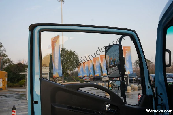 Dongfeng Duolika D6-L 2018 140hp 4X2(6 wheels) 3.8m half-row flatbed light truck (wide body) Cab (2) | 86Trucks