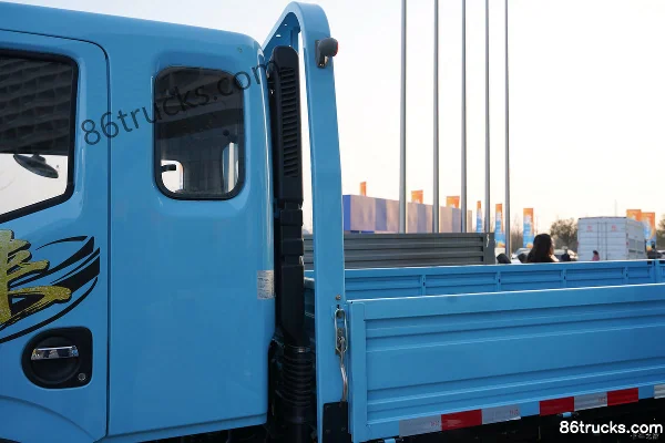 Dongfeng Duolika D6-L 2018 140hp 4X2(6 wheels) 3.8m half-row flatbed light truck (wide body) (1) | 86Trucks