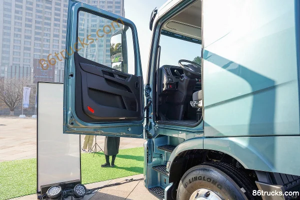Beijing Trucks Blue Dream 7 6X4(10 wheels) Battery Electric Tractor Truck CATL 600 kWh Cab (1) | 86Trucks