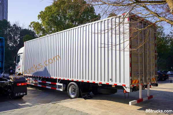 Beijing Trucks Zhui Meng 7L Diesel 350 hp 4X2(6 wheels) Fast Gear 9-Speed AMT Automatic Cargo Truck Exterior (2) | 86Trucks