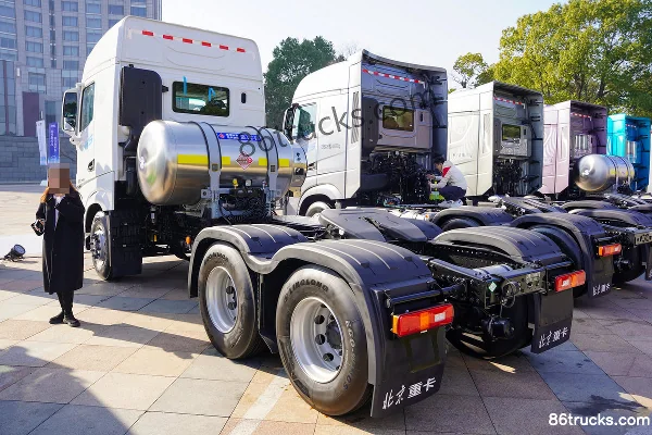 Beijing Trucks Zhuimeng 6X4(10 wheels) LNG Hybrid Tractor Truck Microvast 29.54kWh Exterior (3) | 86Trucks