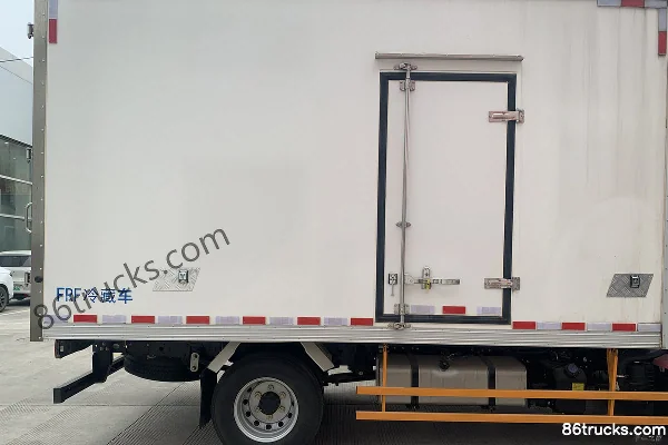 Jiangxi Isuzu Yifang EM7 152 hp 4X2(6 wheels) 4.05m Single Row Refrigerated Truck Body (3) | 86Trucks
