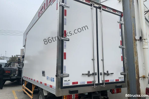 Jiangxi Isuzu Yifang EM7 152 hp 4X2(6 wheels) 4.05m Single Row Refrigerated Truck Body (2) | 86Trucks