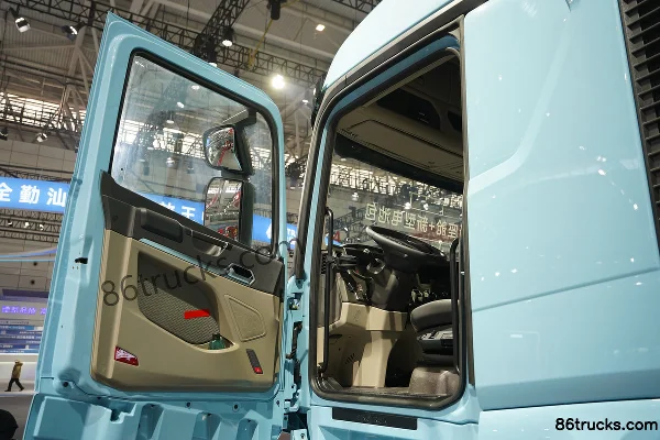 Sinotruk HOWO TS 4X2(6 wheels) electric tractor truck CATL 600kWh Cab (1) | 86Trucks