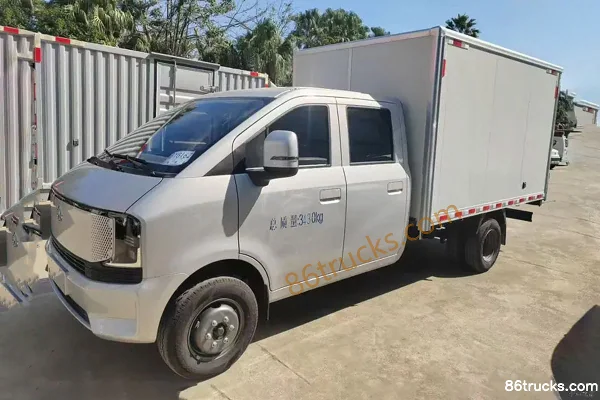 Changan Kuayue Xingta Flagship Edition 1.6L gasoline 120 hp 4X2(6 wheels) WLY 5-speed hydraulic brake 3m double-row box micro truck Exterior