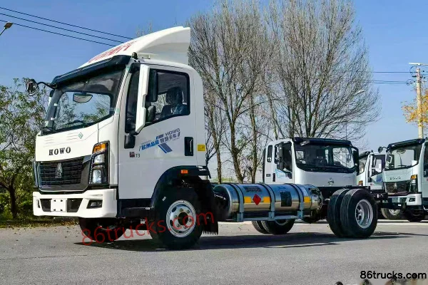 Sinotruk HOWO Tongshuai T3 140hp LNG 4X2(6 wheels) Fast Gear 8-Speed 4.08m Refrigerated Truck Exterior (2) | 86Trucks
