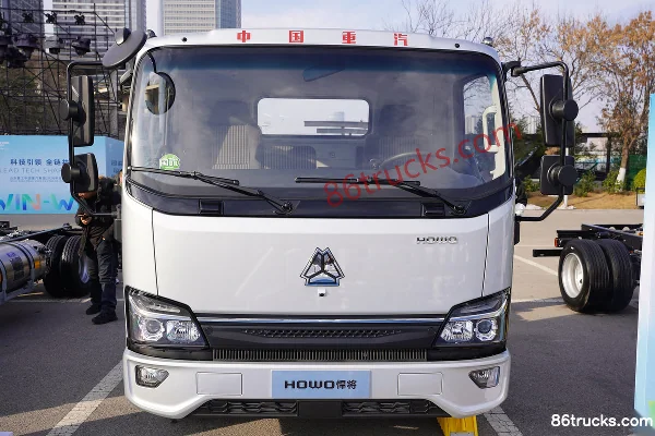 Sinotruk Qixing Hanjiang 2.4L Diesel 165hp 4X2(6 wheels) WLY 8-Speed 4.15m Single Row Flatbed Light Truck Exterior (2) | 86Trucks
