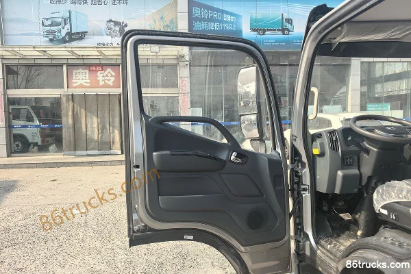 Foton Aoling CTV 140 hp 4X2(6 wheels) 4.17m Single Row Flatbed Light Truck Cab (1) | 86Trucks