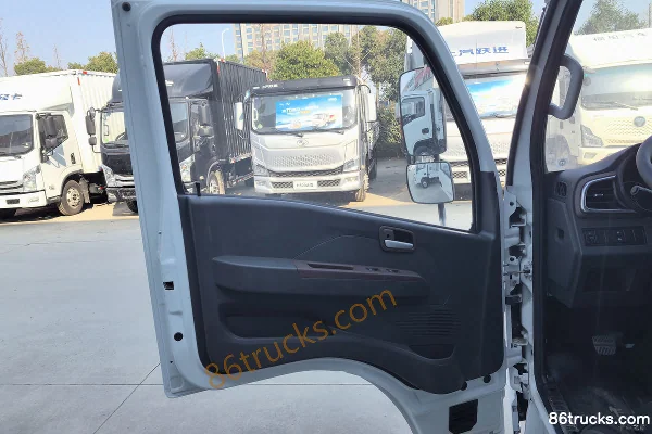 Yuejin Fuxing S100V 140 hp 4X2(6 wheels) 3.2m double-row flatbed truck Cab (2) | 86Trucks