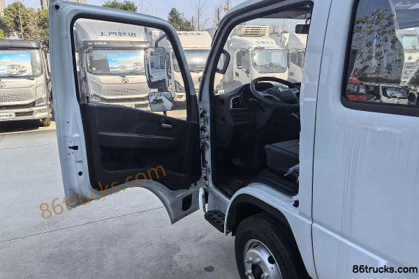 Yuejin Fuxing S100V 140 hp 4X2(6 wheels) 3.2m double-row flatbed truck Cab (1) | 86Trucks