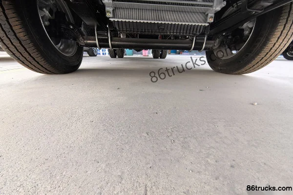Yuejin Fuxing S100V 140 hp 4X2(6 wheels) 3.2m double-row flatbed truck Chassis (1) | 86Trucks