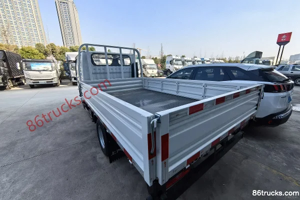 Yuejin Fuxing S100V 140 hp 4X2(6 wheels) 3.2m double-row flatbed truck Body (2) | 86Trucks