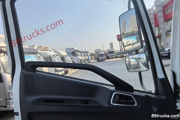 Yuejin Yuejin C500 143 hp 4X2(6 wheels) 4.2m single-row panel flatbed light truck Cab (3) | 86Trucks