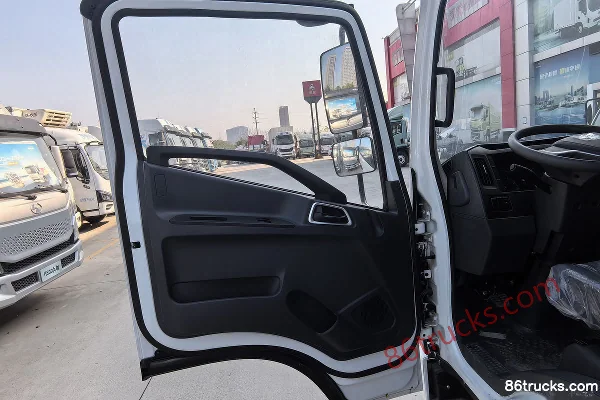 Yuejin Yuejin C500 143 hp 4X2(6 wheels) 4.2m single-row panel flatbed light truck Cab (2) | 86Trucks