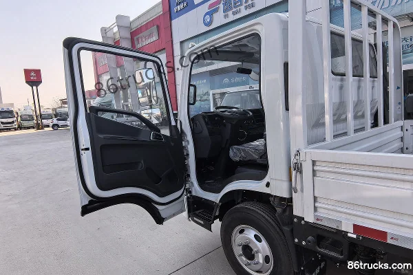 Yuejin Yuejin C500 143 hp 4X2(6 wheels) 4.2m single-row panel flatbed light truck Cab (1) | 86Trucks
