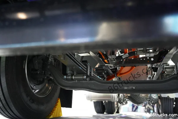 Sinotruk V5-X 6X4(10 wheels) Electric Tractor Truck CATL 400kWh Chassis (2) | 86Trucks