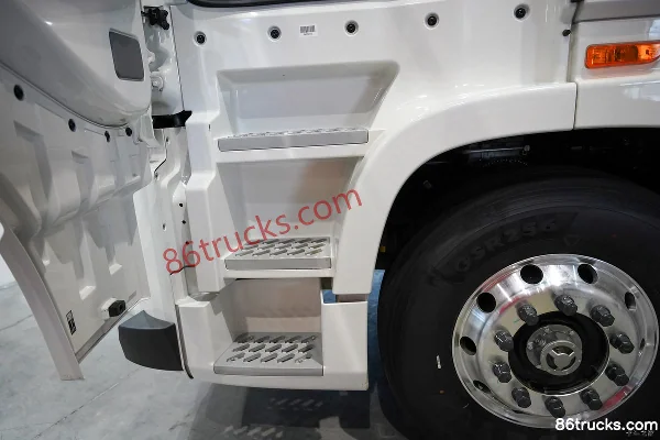 Dongfeng Tianlong Flagship KX 14.5L LNG 630hp 6X4(10 wheels) Eaton Endurant AMT Tractor Truck Cab (2) | 86Trucks