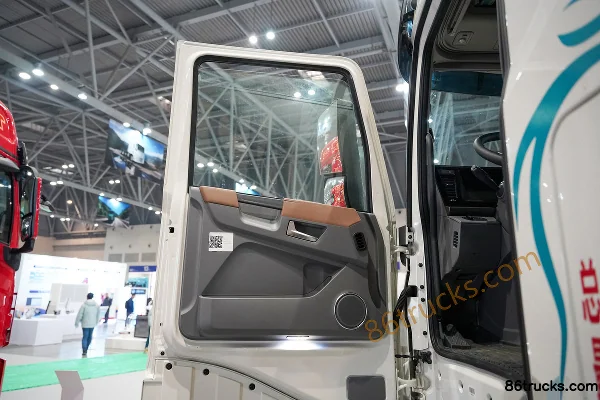 Dongfeng Tianlong Flagship KX 14.5L LNG 630hp 6X4(10 wheels) Eaton Endurant AMT Tractor Truck Cab (1) | 86Trucks