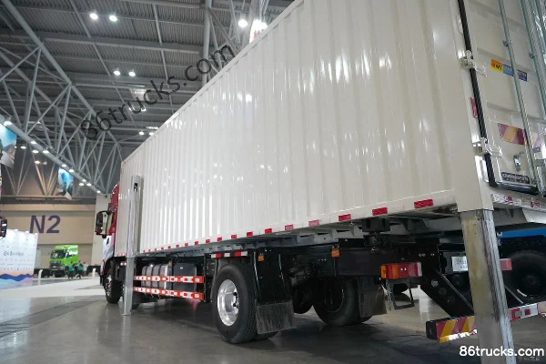 Dongfeng Commercial Vehicle Tianlong KL Comfort Edition 340 hp 6X2(8 wheels) 9.6m van cargo truck (high top) Body (1) | 86Trucks