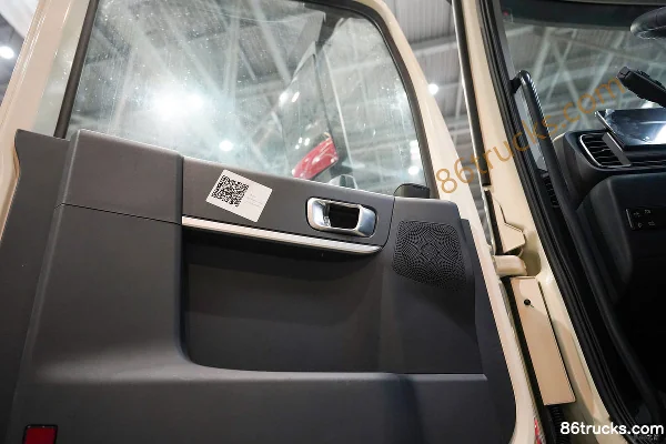 Dongfeng Commercial Vehicle Tianlong KL Heavy Truck 530 hp 6X4(10 wheels) LNG Automatic Tractor Truck Cab (3) | 86Trucks