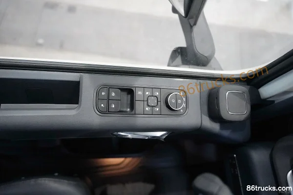 Dongfeng Commercial Vehicle Tianlong KL 14.5L LNG 580hp 6X4(10 wheels) Dongfeng 12-speed AMT Automatic Tractor Truck Cab (2) | 86Trucks