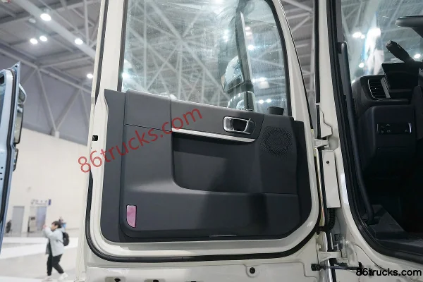 Dongfeng Commercial Vehicle Tianlong KL 14.5L LNG 580hp 6X4(10 wheels) Dongfeng 12-speed AMT Automatic Tractor Truck Cab (1) | 86Trucks