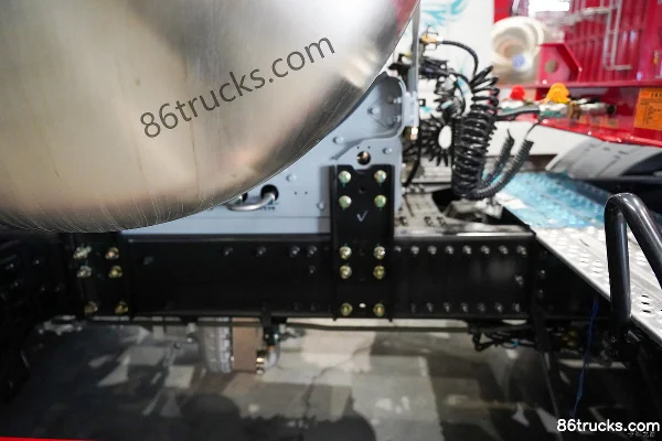 Dongfeng Tianlong Flagship KX King Edition 14.5L LNG 630hp 6X4(10 wheels) Eaton 12-speed AMT Automatic Tractor Truck Chassis (2) | 86Trucks