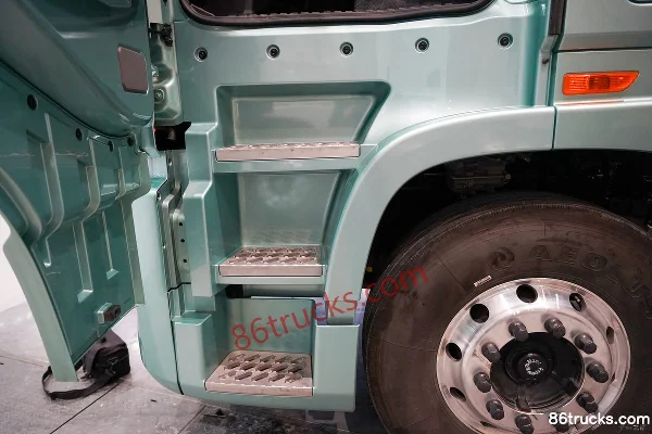 Dongfeng Commercial Vehicle Tianlong Flagship KX King Edition 580hp 6X4(10 wheels) LNG Tractor Truck (Hydraulic Retarder) Cab (2) | 86Trucks