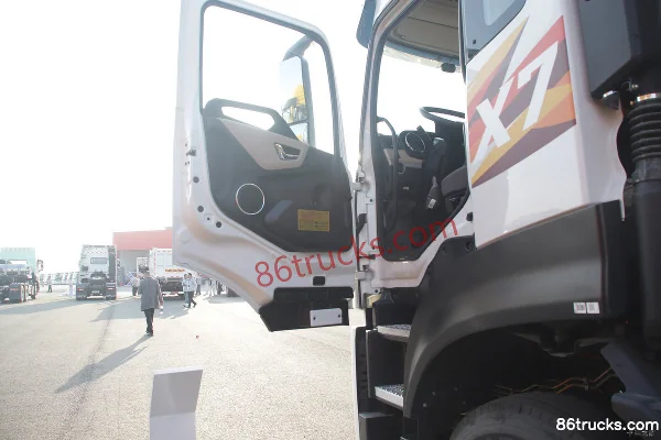 Dongfeng Changxing X7 430 hp 8X4(12 wheels) Bulk Feed Transport Truck (Baiqin Brand) Cab (1) | 86Trucks
