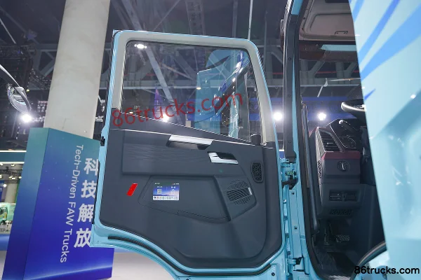 FAW Jiefang Yingchi 13.2L LNG 530hp 6X4(10 wheels) FAW Jiefang 12-speed tractor truck Cab (1) | 86Trucks
