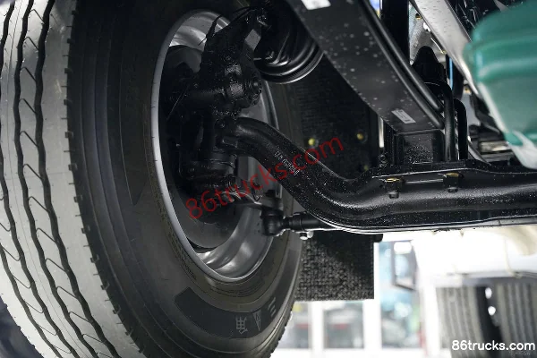 FAW Jiefang Yingchi 13.2L LNG 530hp 6X4(10 wheels) FAW Jiefang 12-speed tractor truck Chassis (2) | 86Trucks