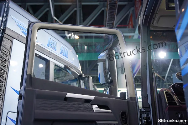 FAW Jiefang Yingchi 7.8L Diesel 320hp 4X2(6 wheels) FAW Jiefang 8-speed 9.7m Van Cargo Truck Cab (2) | 86Trucks