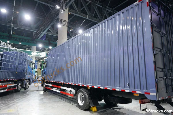 FAW Jiefang Yingchi 7.8L Diesel 320hp 4X2(6 wheels) FAW Jiefang 8-speed 9.7m Van Cargo Truck Body (1) | 86Trucks