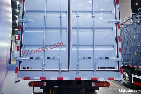 FAW Jiefang Qingdao Yingtu Business Class 13.2L Diesel 620hp 8X4(12 wheels) FAW Jiefang 12-speed AMT Automatic 9.4m Stake Cargo Truck Body (
